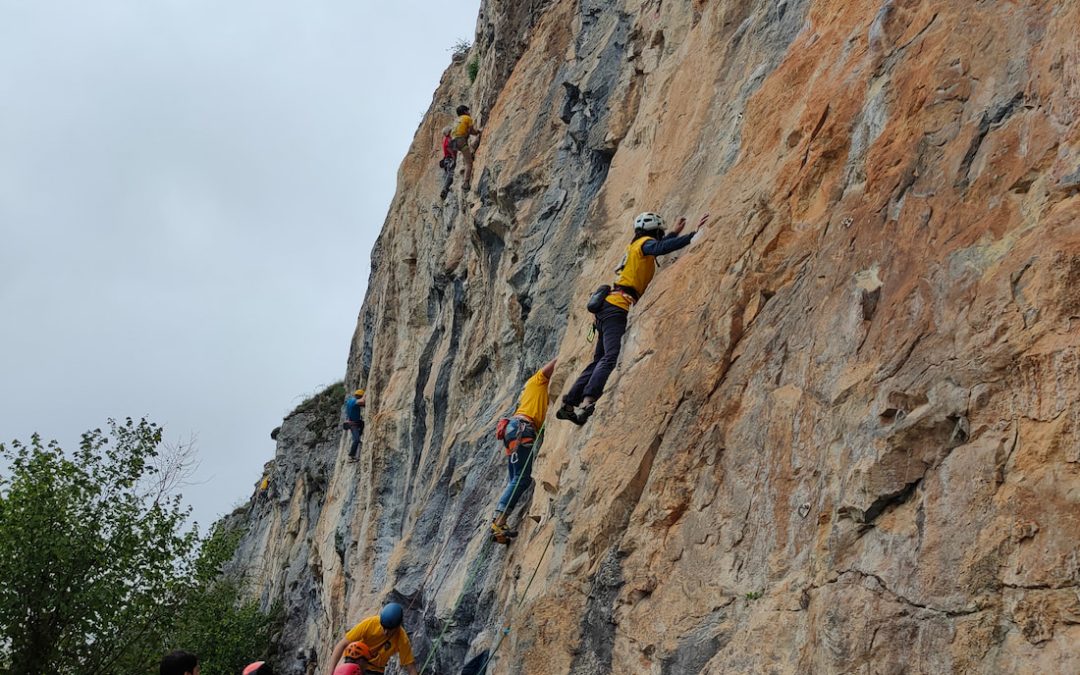 PARTICIPAMOS EN EL MARATON DE ESCALADA VALLES DE ALLER-PELUGANO 2025
